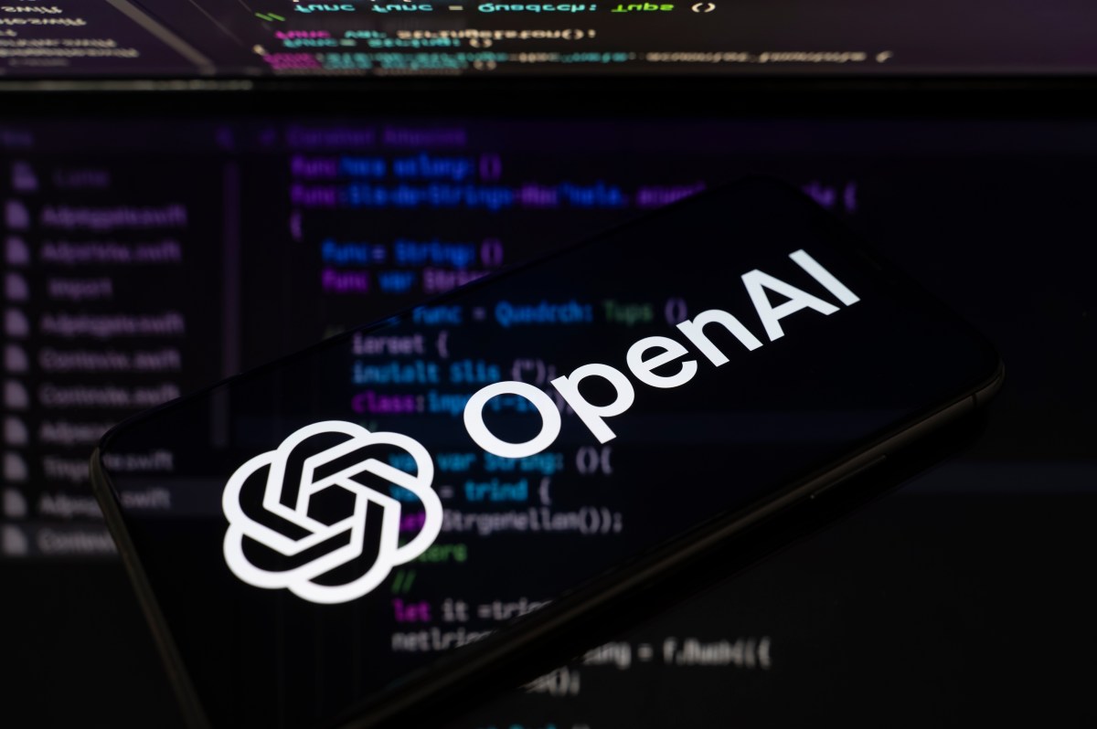 Biểu tượng OpenAI trên nền mã nguồn công nghệ