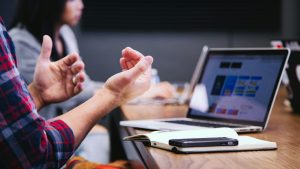 So sánh Claude Pro và ChatGPT Plus cho doanh nghiệp và marketer năm 2026